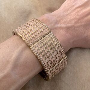 ✅Patterned  stretch bracelet in light pink & gold tone